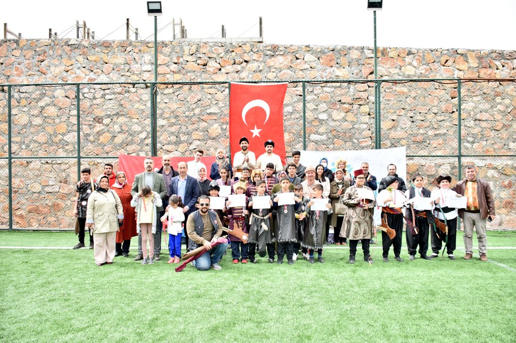 GSB_Elazig's tweet photo. 📍 Bahçelievler Sahası

📌Okul sporları Küçükler, Yıldızlar, Gençler kategorilerinde gerçekleştirilen Geleneksel Türk Okçuluğu müsabakalarında dereceye giren sporcularımızı tebrik ediyor, başarılar diliyoruz.🏆👏
@gencliksporbak @kasapoglu https://t.co/wrTjoc8Y2b