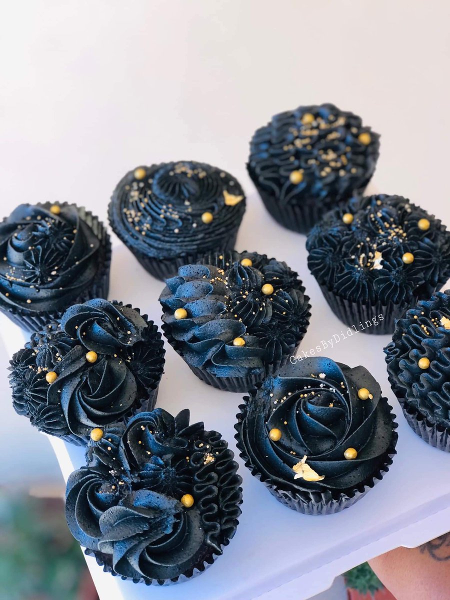 lights_di's tweet photo. As far as duos go, black and gold is defos top tier.

For orders WhatsApp :0827722330
IG :@cakesbydidlings

#black #cakesbydidlings #GirlTalkZA #baking https://t.co/GzRJ8segOT