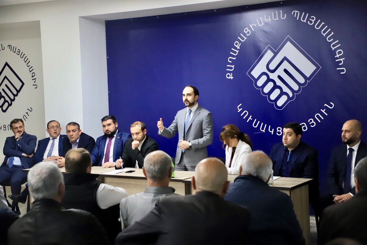 Last week in #Davitashen had a discussion with political activists of 'Civil Contract' on the problems that #Yerevan is facing right now as well as the #development programs, that will transform Yerevan into more comfortable and prosperous city for its residents.