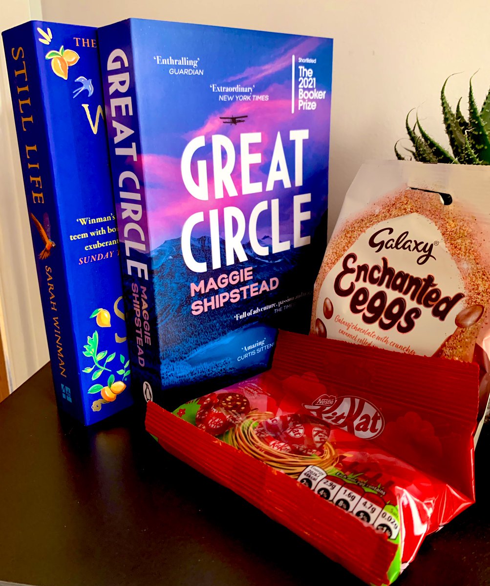It’s time for a #BankHoliday giveaway! Two of my recent favourite paperbacks  &amp; #Easter chocolate! 

To enter, follow me, RT this tweet &amp; comment #EasterGiveaway below. UK only. Entries close midnight 24 April. Good luck! 💙