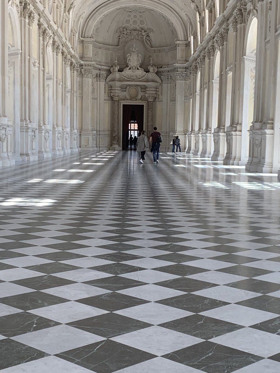 Bellissima <a href="/LaVenariaReale/">Reggia di Venaria</a> peccato vedere una bimba di 6 anni allontanata da un gruppo privato per essersi fermata ad ascoltare il racconto della guida nella Galleria Grande <a href="/LaStampa/">La Stampa</a>