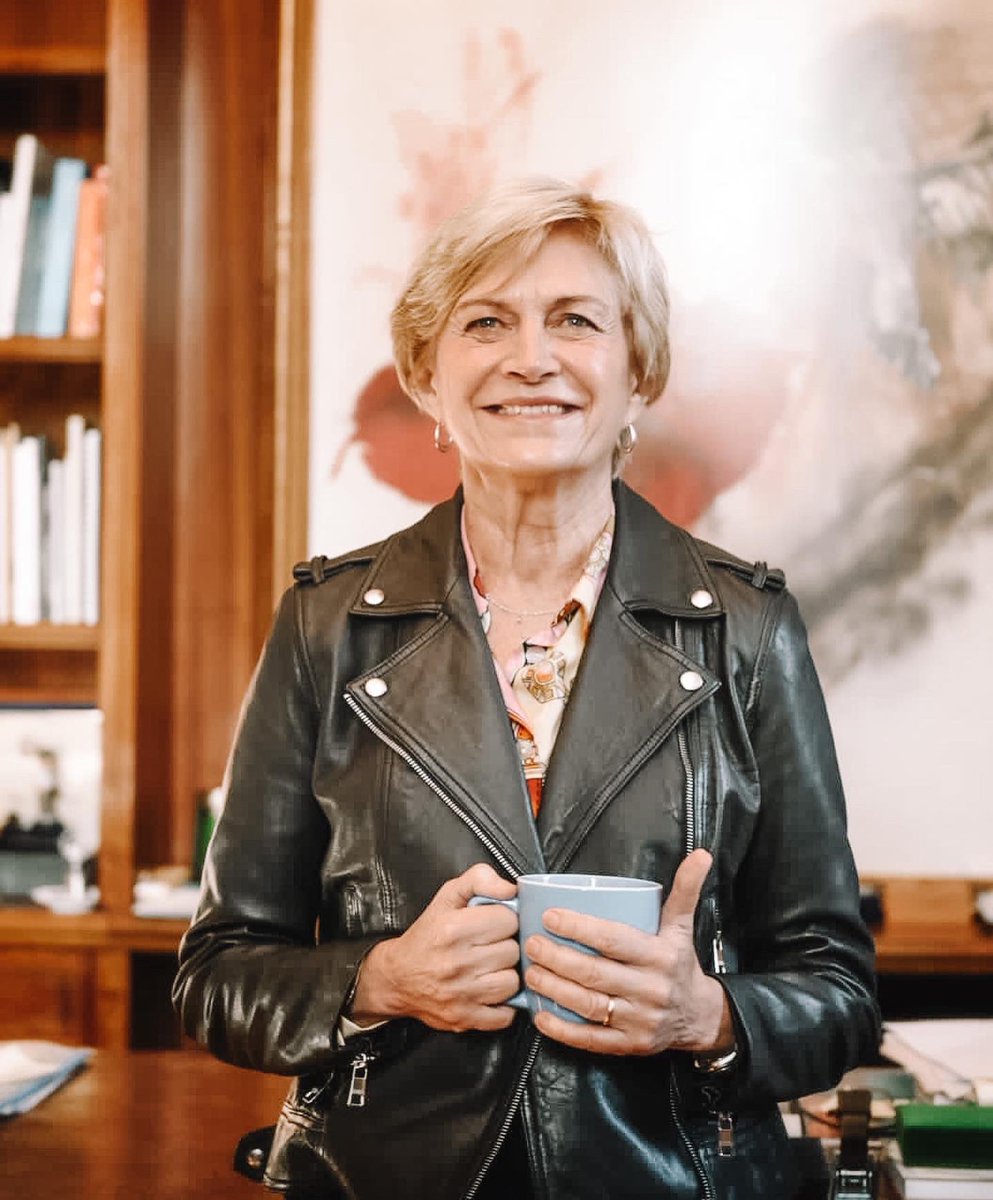 Comenzando el día con un rico café ☕️ . Quiero dar las gracias a todos ustedes por su cariño y reconocimiento siempre, me honran con tantos comentarios y lindas palabras. Me impulsan y animan a seguir trabajando por todos y cada uno de ustedes 💪🏼¡Muchas gracias!