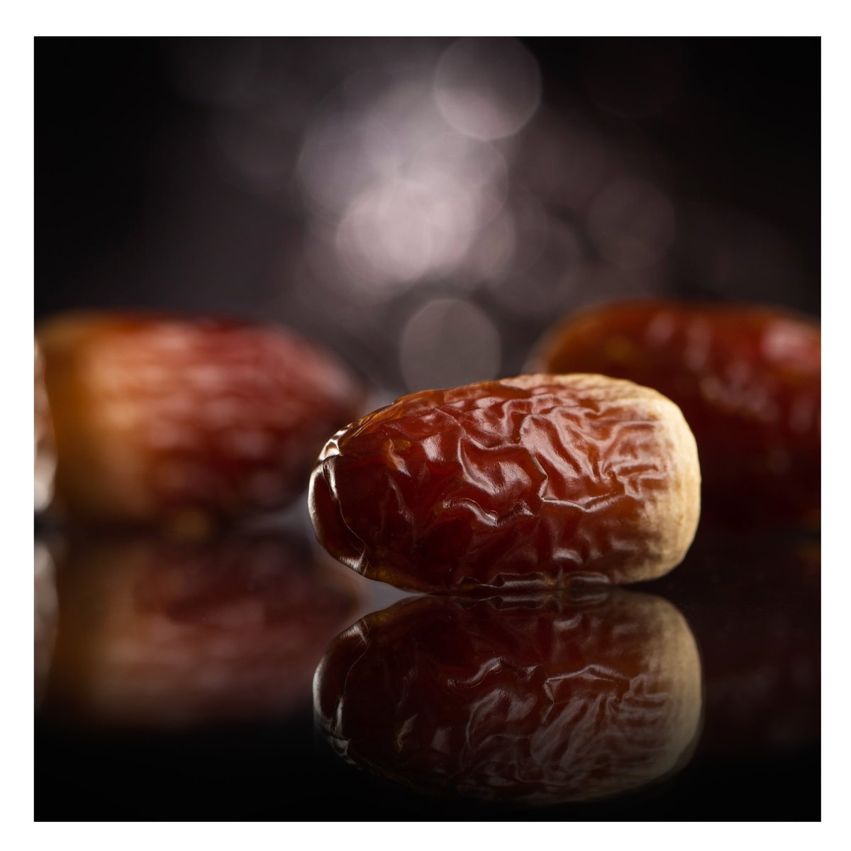 Bateelgourmet's tweet photo. The unique combination of vitamins, fibres and proteins makes dates a healthy treat. Dates are high in natural sugars, offering a burst of instant energy that can last the whole day. #BateelDates #DiscoverTheDifference https://t.co/Z9TOLVzHzj