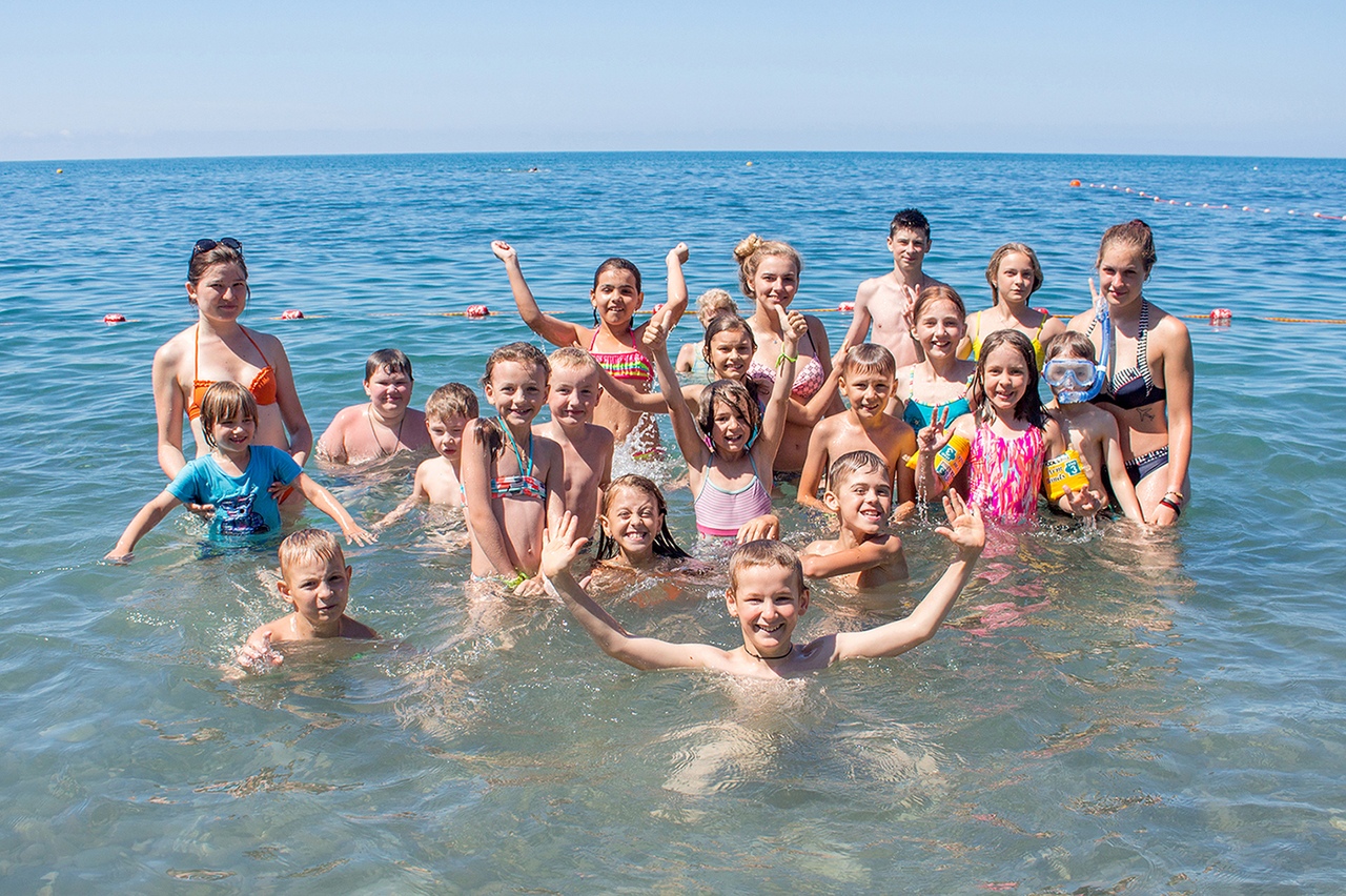 судак крым 2022. куда на море летом 2023. переполненные пляжи сочи 2020. куда на море летом 2023. люди на пляже россия море.