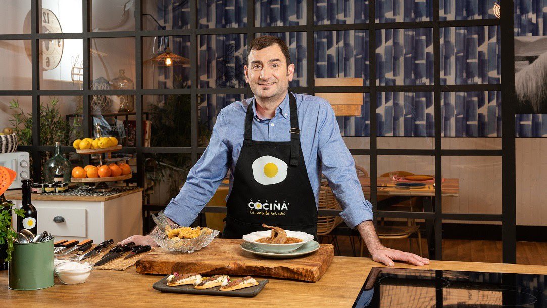 muchomqueseries's tweet photo. .@CanalCocina estrena en exclusiva el próximo lunes 2 de mayo, a las 21:00h, ‘Quique al cubo’, un nuevo formato de producción original conducido por Quique Barella que aúna tradición, tendencia y platos exprés de la mano de una serie de recetas accesibles a todos los públicos https://t.co/2ISHZDzLNg