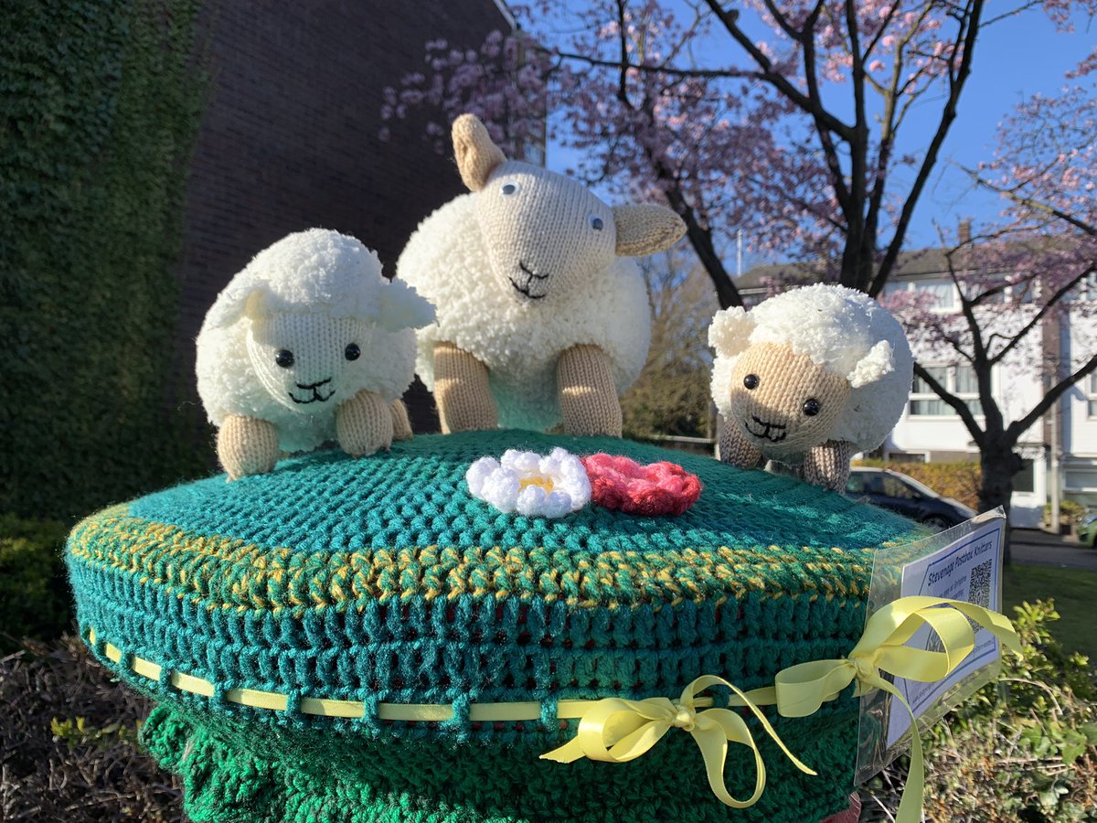 StevenagePostb1's tweet photo. Fabulous Spring weather for a walk to see one of the 29 Easter toppers in #Stevenage 
Thank you for all the donations so far at https://t.co/0WJ4CWo87W #StevenagePostboxKnitters are close to reaching their target £300 for @GHHospice https://t.co/fp3ONequ61