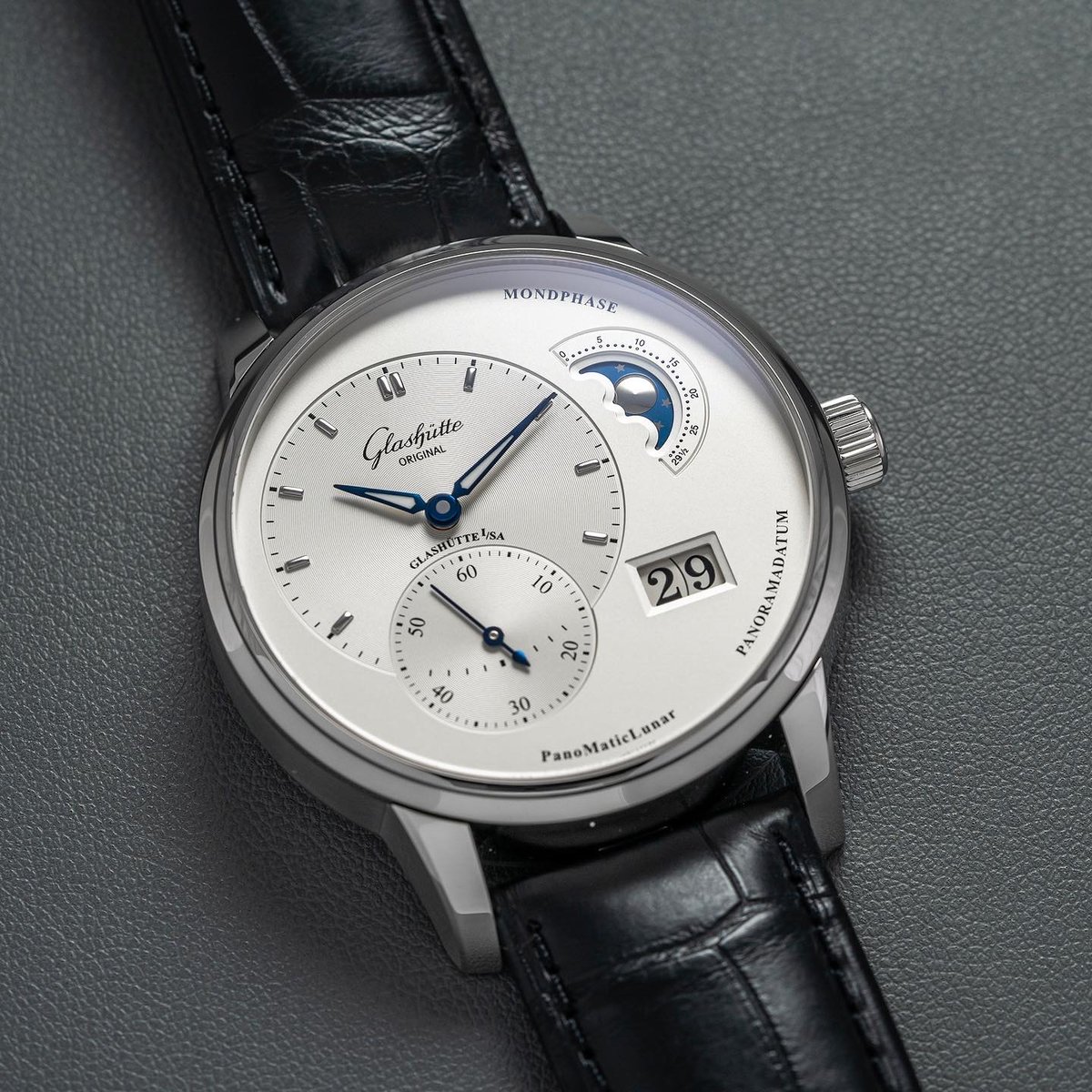 baldassarreted's tweet photo. One of the best finished watches under $10,000, the Glashütte Original PanoMaticLunar. https://t.co/mj9nzGrXk1