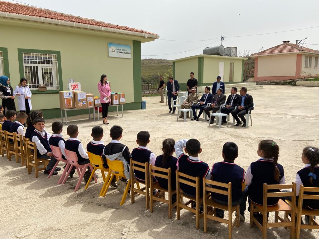 artukluilcemem's tweet photo. Artuklu Kaymakamımız Sayın Mesut Tabakcıoğlu ve İlçe Milli Eğitim Müdürümüz Sayın Mehmet Emin Duyan, Yaylabaşı İlkokulumuzda “Oyuncağını Tasarla Paylaş Projesi” kapsamında tertip edilen etkinliğe katılım sağladılar. https://t.co/QKeHwusDcq