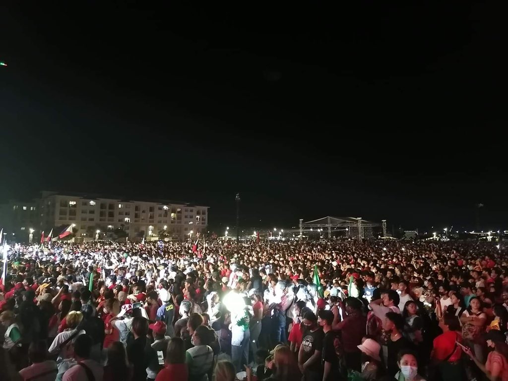 300K UNITEAM SUPPORTERS

NEWS UPDATE: The number of attendees, who joined the grand rally of UniTeam in City de Mare, SRP, Cebu City on April 18 has already reached 300,000 as of 9 p.m., the police reported.