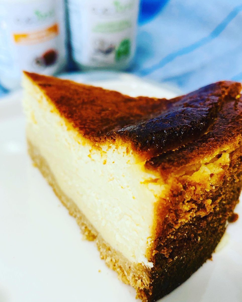 濃厚ベイクドチーズケーキ😋ボトムのビスケットにココナッツバター🥥　この部分が実に美味しいのです✨😁ずっしりチーズケーキ　ザックザックなボトム✨アフタヌーンティーにピッタリ🫖#チーズケーキ　#お菓子　#ココナッツオイル 