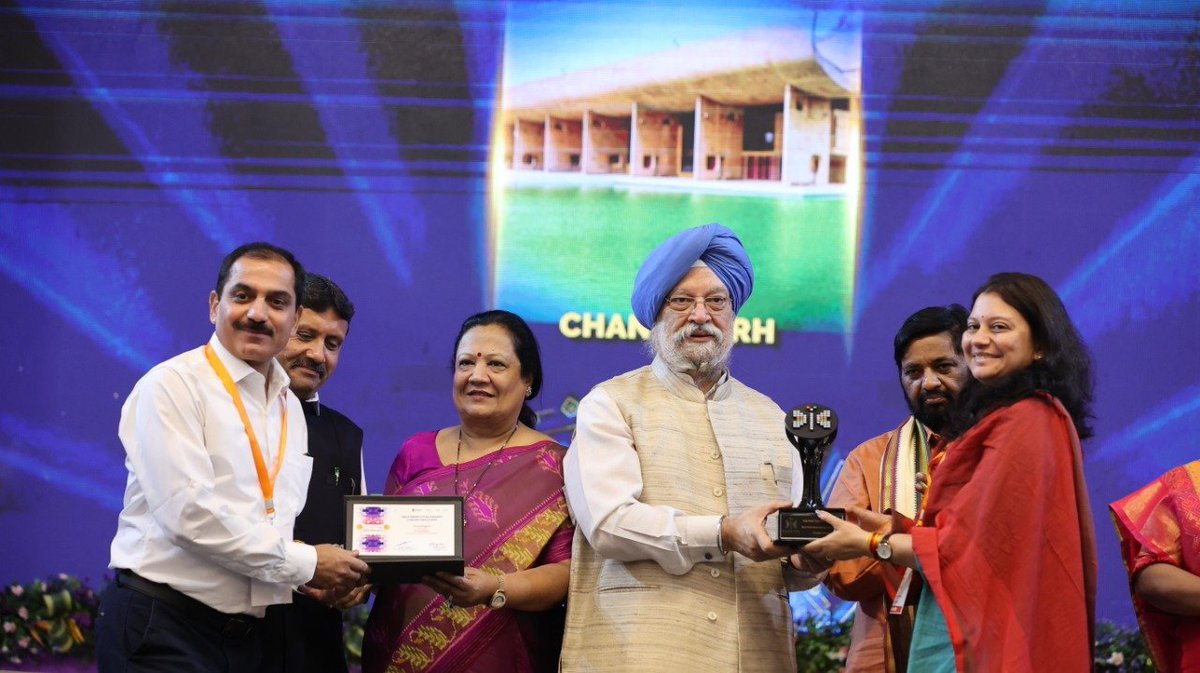 ChandigarhSmart's tweet photo. Chandigarh wins award for 'Best Performing UT' from Sh. Hardeep Singh Puri, Union Minister MoHUA, GoI at Smart Cities, Smart Urbanization Conclave today at Surat.
#Chandigarh
#SmartCities
#BestUT
(1/2) https://t.co/5QXs5zbmmU