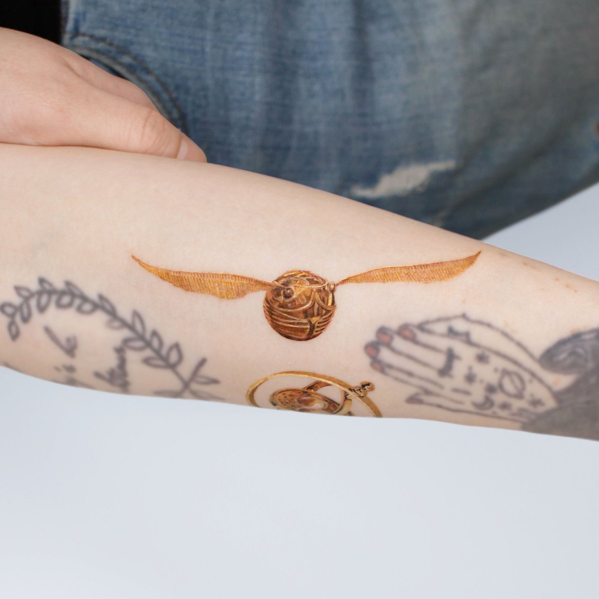 해리포터 타투 타임터너, 골든스니치, 기숙사 마법의 분류 모자, 님부스 2000 해리포터를 굉장히 좋아하시는분의 버킷리스트들을  채워나가기로했어요! 슬쩍 주변에 보이는데, 저 날은 네개를 작업했고 곧 네개 더, 그 이후에 차근차근 채워가시기로 하셨습니다✨, image size:1200x1200