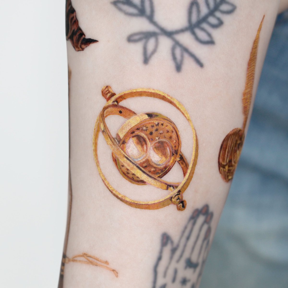 해리포터 타투 타임터너, 골든스니치, 기숙사 마법의 분류 모자, 님부스 2000 해리포터를 굉장히 좋아하시는분의 버킷리스트들을  채워나가기로했어요! 슬쩍 주변에 보이는데, 저 날은 네개를 작업했고 곧 네개 더, 그 이후에 차근차근 채워가시기로 하셨습니다✨, image size:1200x1200