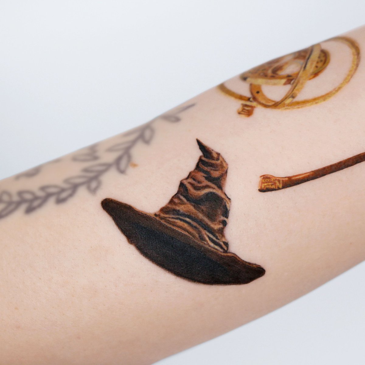 해리포터 타투 타임터너, 골든스니치, 기숙사 마법의 분류 모자, 님부스 2000 해리포터를 굉장히 좋아하시는분의 버킷리스트들을  채워나가기로했어요! 슬쩍 주변에 보이는데, 저 날은 네개를 작업했고 곧 네개 더, 그 이후에 차근차근 채워가시기로 하셨습니다✨, image size:1200x1200