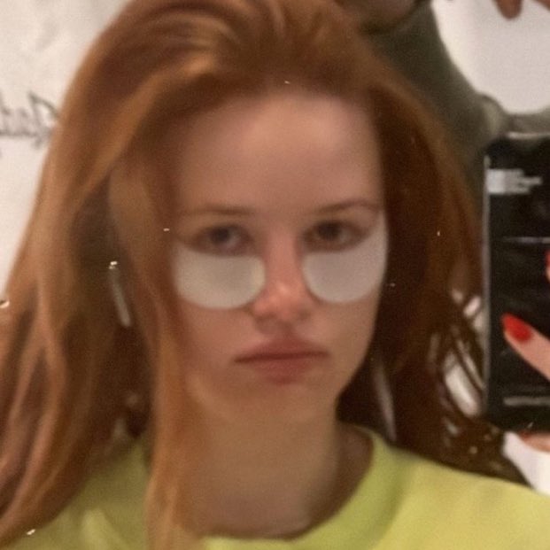nocontextpetsch's tweet photo. her morning mirror pics are everything https://t.co/BhaBUT80ZX