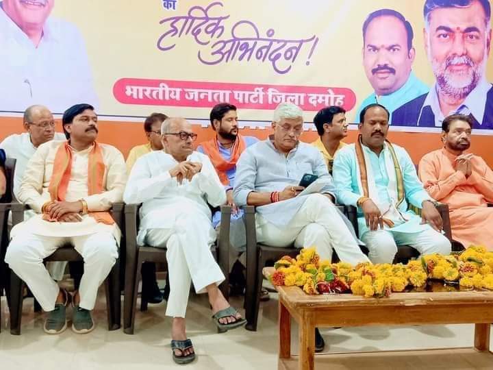 भारतीय जनता पार्टी कार्यालय, दमोह में केंद्रीय जल शक्ति मंत्री मा. <a href="/gssjodhpur/">Gajendra Singh Shekhawat</a> जी  के साथ बैठक में भाग लिया।।
<a href="/PMOIndia/">PMO India</a>
<a href="/BJP4India/">BJP</a> 
<a href="/JPNadda/">Jagat Prakash Nadda</a> <a href="/BJP4MP/">BJP Madhya Pradesh</a> <a href="/ChouhanShivraj/">Shivraj Singh Chouhan</a> <a href="/vdsharmabjp/">VD Sharma</a> @dharmendra_st