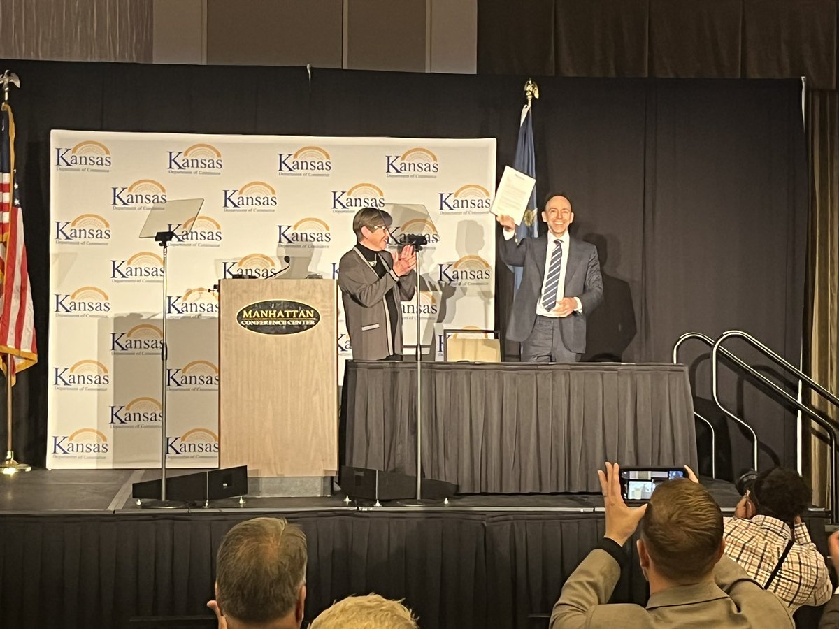 Governor Laura Kelly tweet media