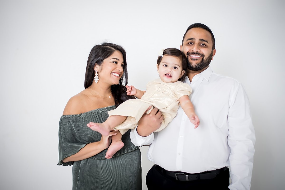 This session is all about the celebration. A first birthday, and a new baby on the way! The great thing about studio sessions is that we don't have to worry about the weather!

janethowardstudio.com/2022/04/18/stu…