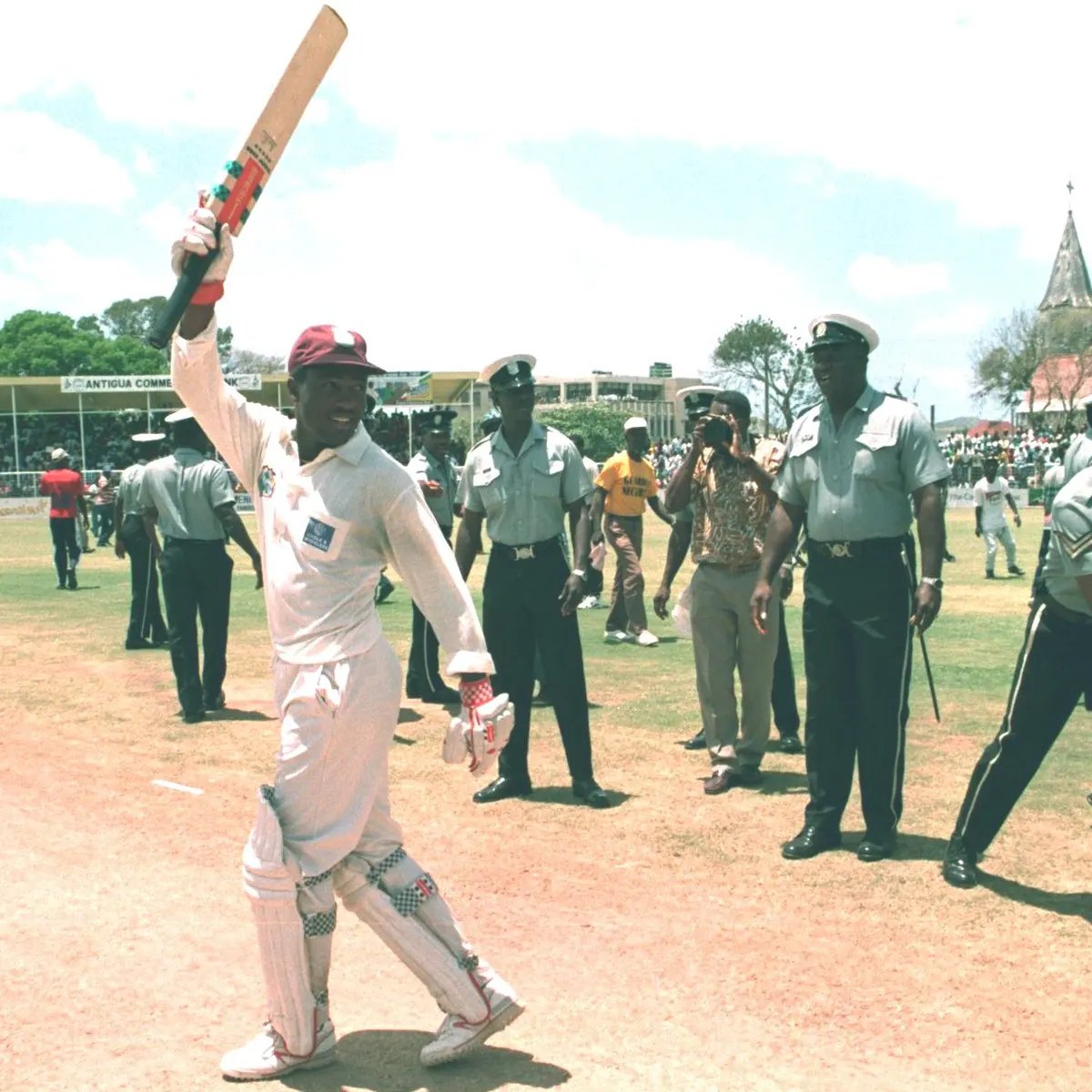 RandomCricketP1's tweet photo. 375, 147, 106, 120*, 136, 26, 140, 501* That's Lara's run of scores from April 18th to May 31st against the red ball. The first one came batting for West Indies and the rest came batting for Warwickshire. And Lara was a superstar. But what happened afterwards isn't talked about https://t.co/elgQ4xMktA