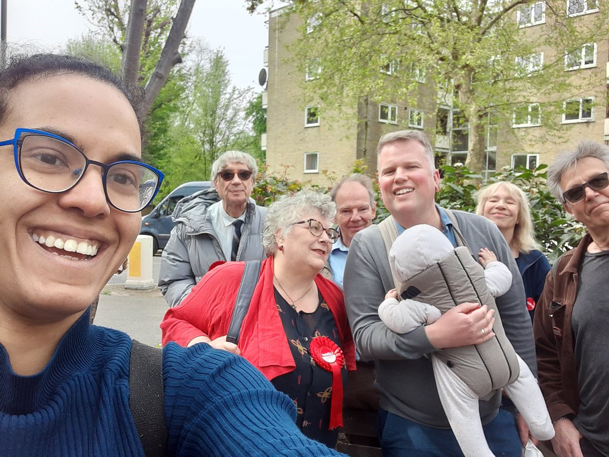...of course by lunchtime the Quadrant is the place to be! Lots of support for @IslingtonLabour 's council home building programme and our 3 brilliant Highbury candidates @SueLukes @TKforHighbury & @MindaBL 
🏠 🏡 🏘 🏠 
#PostalVoteWeekend 
#OnYourSide
#ThreeVotesLabour 🌹🌹🌹