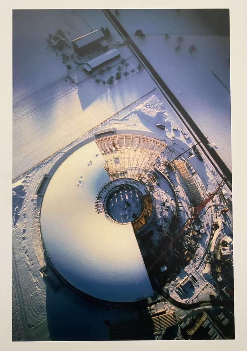 Emmi_Cross's tweet image. Über meinem Home Office-Arbeitsplatz hängt jetzt eine Winter-Aufnahme der damals noch im Bau befindlichen Elektronen-Synchrotronanlage des Paul Scherrer Instituts in der Schweiz. Soviel Wunderbares in einem Bild. #Teilchenbeschleuniger #Ringbeschleuniger #SwissLightSource