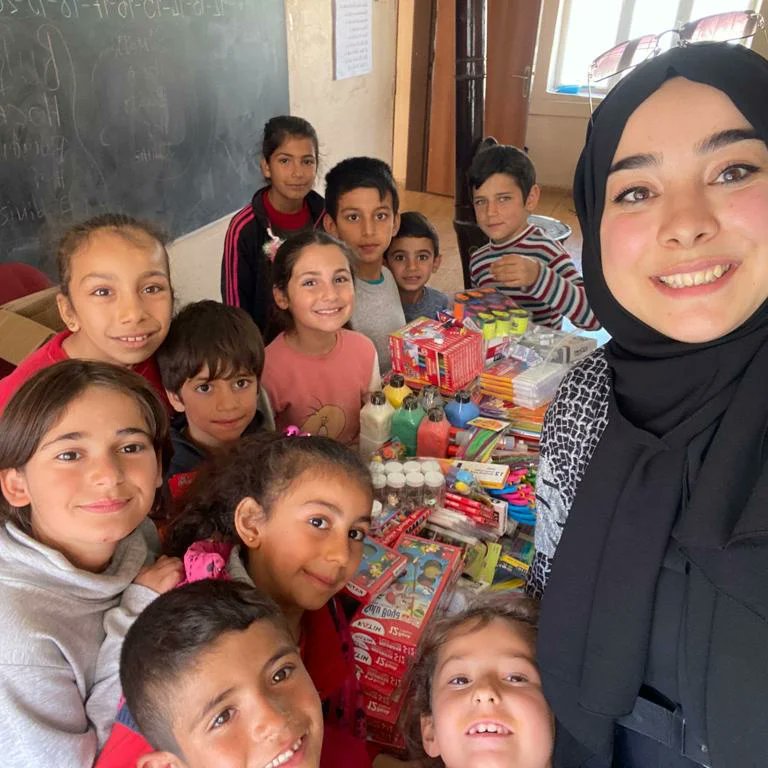 bridge2turkiye's tweet photo. 🥳🎉🎈Üç Yol İlkokulu'na 23 Nisan Hediylerimizi Ulaştırdık.🎉🥳
❤Yaptığımız  işin en  güzel  yanı  sahadan fotoğrafları almak ve çocuklarımızın gülüşlerinde ki mutluluğa ortak olmak. https://t.co/8dkcRZfoGz