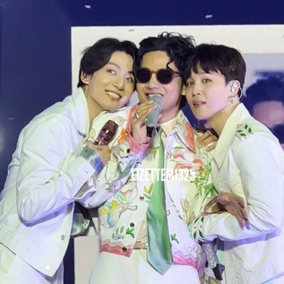 hourlyvmk's tweet photo. they’re everything to me <3 https://t.co/iFbQBk0cgA