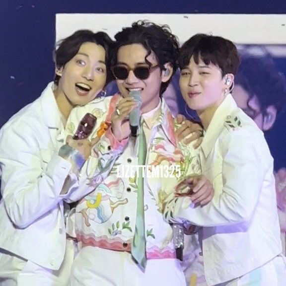 hourlyvmk's tweet photo. they’re everything to me <3 https://t.co/iFbQBk0cgA