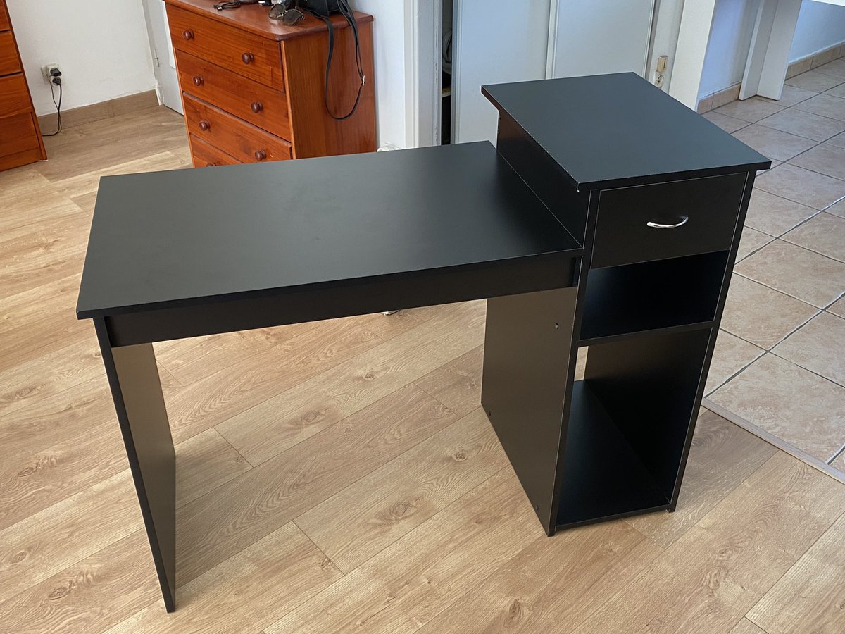 fabOL69's tweet photo. Salut à tous ! Je vends mon bureau noir en bois qui est en très bon état le lien de l’annonce ici : https://t.co/8pN8Sg2cYx 
N’hésitez pas à RT et venir en DM si vous êtes intéressés 😁 https://t.co/t8NosSvDln