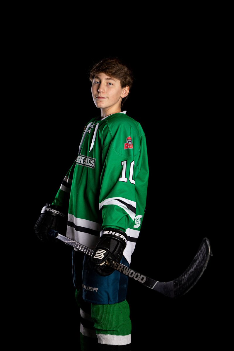 It’s Provincials week and there is no better way to celebrate than kicking it off with yet another Teen Birthday! Happy birthday to our awesome power forward Denver Lacey - Coach Cleary says no sleeping in for teens tomorrow, see you bright and early at the rink! 💚🎉🐺<a href="/DJHLnews/">@djhlnews</a>