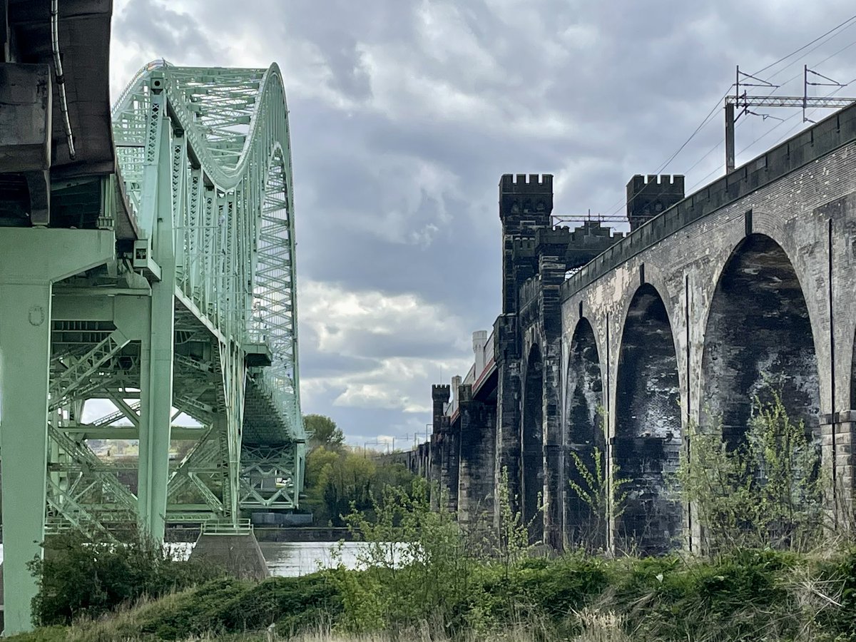 faerder46's tweet photo. The Silver Jubilee Bridge @HaltonBC over the Mersey & Ethelfleda Viaduct carrying the mainline @networkrail . #halton #bridge #widnes #runcorn @merseyflow #merseyflow https://t.co/lwAwFvL8Xi