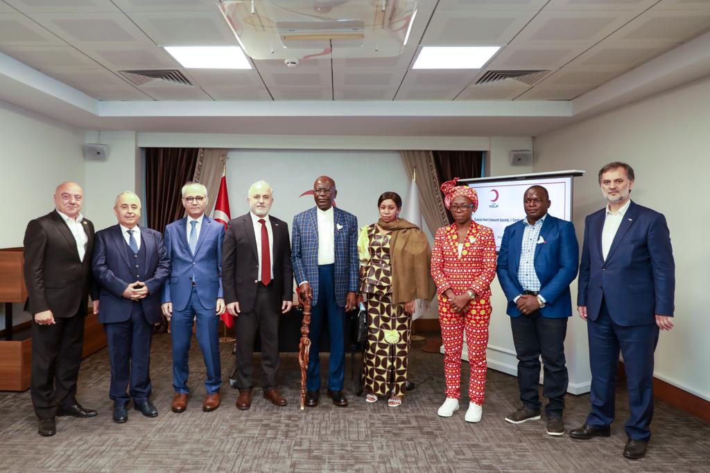 Kızılay ve Orta Afrika Cumhuriyeti Kızılhaçı arasında iş birliği protokolü imzalandı.

Protokol imza töreninde imzalar Kızılay adına Genel Başkanımız Dr.Kerem Kınık ve Orta Afrika Cumhuriyeti Kızılhaçı adına Başkan Pastor Superior Antoine Mbao-Bogo tarafından atıldı.