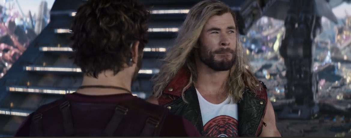 - Só olhe nos olhos das pessoas que você ama…
-…
- Não eu…

KKKKKKKKKKKKKKKK coitado do thor #ThorLoveAndThunder