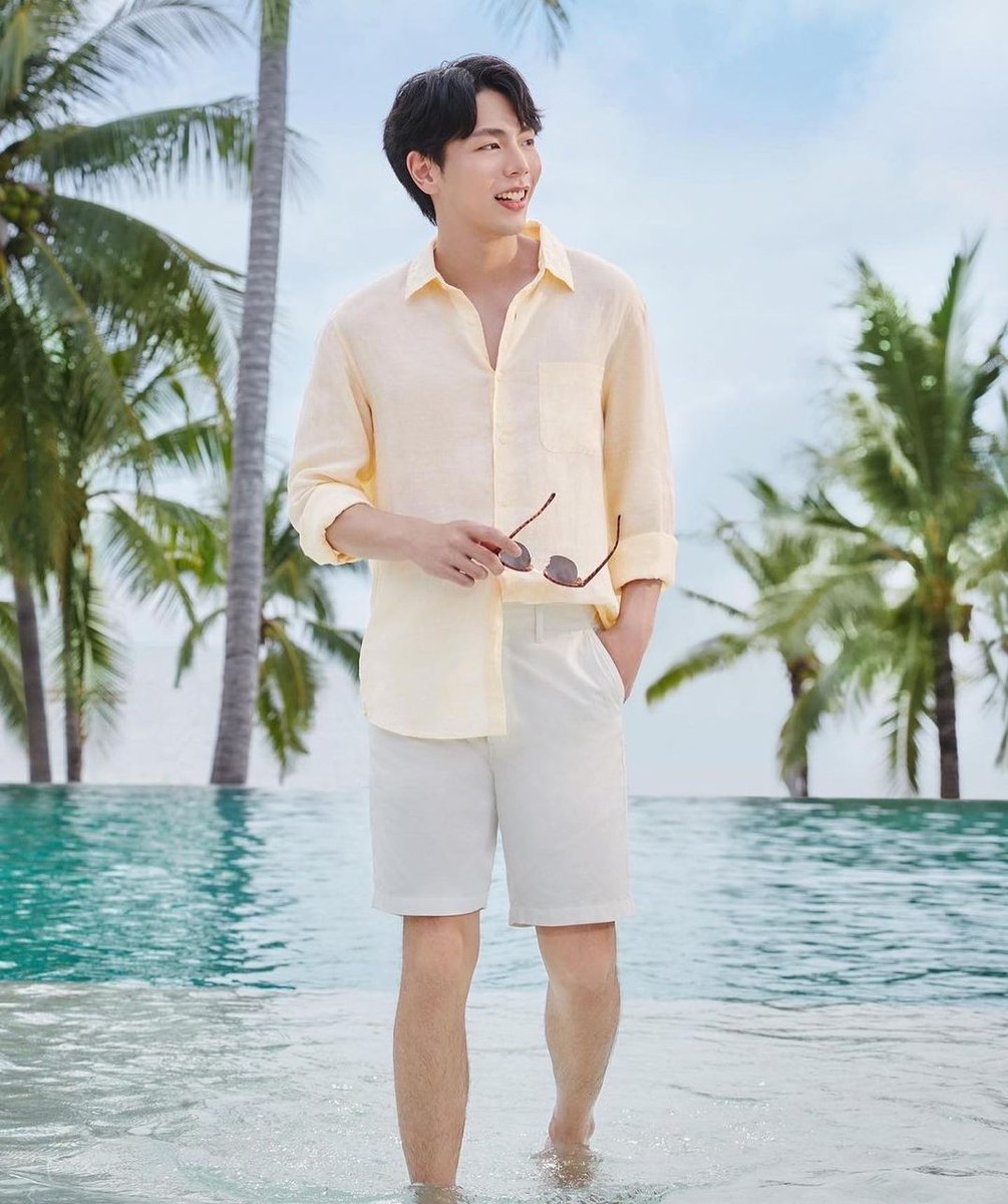Multizzzzen's tweet photo. This screams vacay with ur bf https://t.co/jKS8EhhAxD