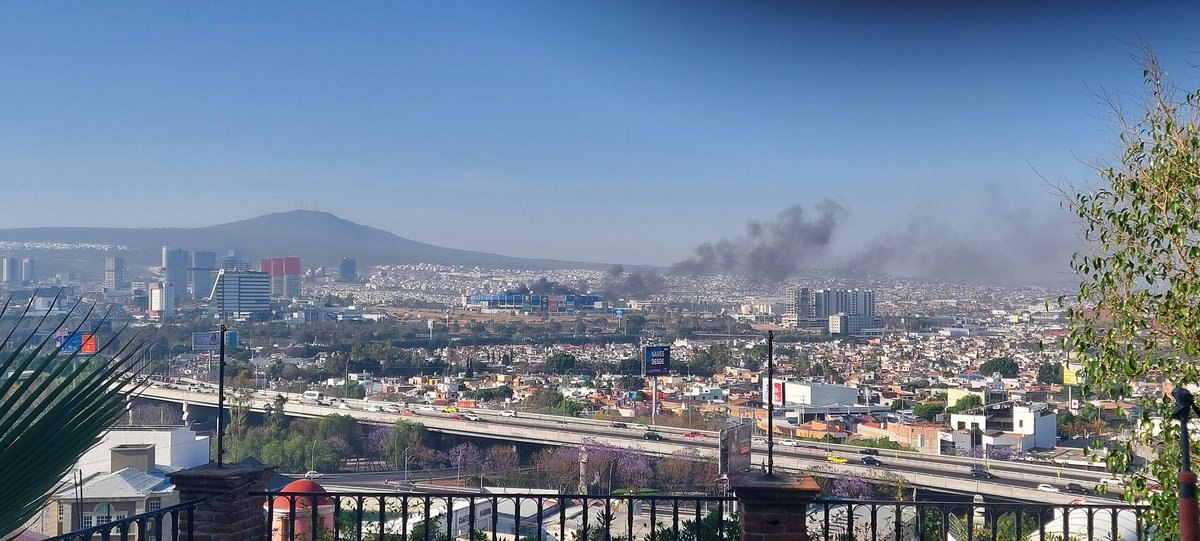 Se está quemando el #estadiocorregidora en #Querétaro <a href="/makugo/">Mauricio Kuri</a>