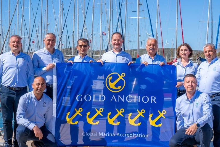 HaberDenizde's tweet photo. Teos Marina, bir kez daha 5 Altın Çıpa ödülünü aldı

https://t.co/NMI1Ija6AX

#altınçıpa #FarukGünlü #MaviBayrak #TeosMarina #TheYachtHarbourAssociation #TÜRÇEV #TürkiyeÇevreEğitimVakfı #TYHA #haberdenizde https://t.co/4nl8nKh2i5