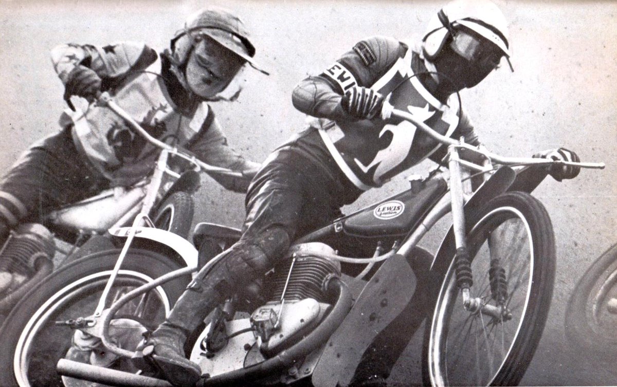 UprightSpeedway's tweet photo. Bob Valentine ahead of Bobby Beaton. #TwoBobs An amazing photo considering what cameras and technology would have been available at that time. @KevinSm50913642 was 1st with both. https://t.co/tdgD7e9bZP