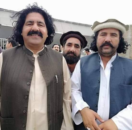 PTMDattaKhel's tweet photo. چې مُنکر شول پۀ سجده نۀ شول انسان تۀ
یـو یې مـړ کـړو، بـل یـې واچـوو زندان تـۀ۔ https://t.co/3q3fSMkcH0