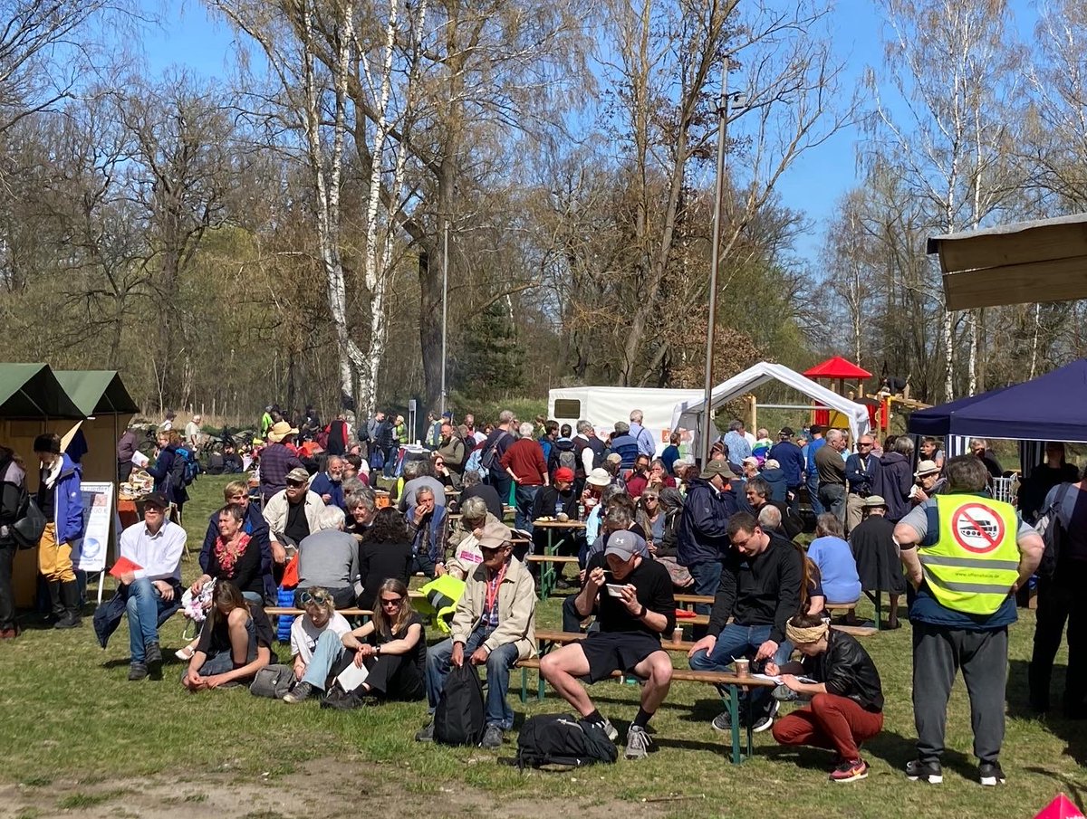 Kristin_Heiss's tweet photo. Gerade vom #ostermarsch in #dolle zurück. Sehr gute Veranstaltung mit über 300 TeilnehmerInnen. Ich hatte dieses Jahr die Ehre, zu moderieren, was sehr viel Spaß gemacht hat. Beitrag zum Thema heute Abend auch beim #mdr
Danke an die BI Offene Heide @ostermarsch 💪🏻 https://t.co/Eoq0KiMjK1