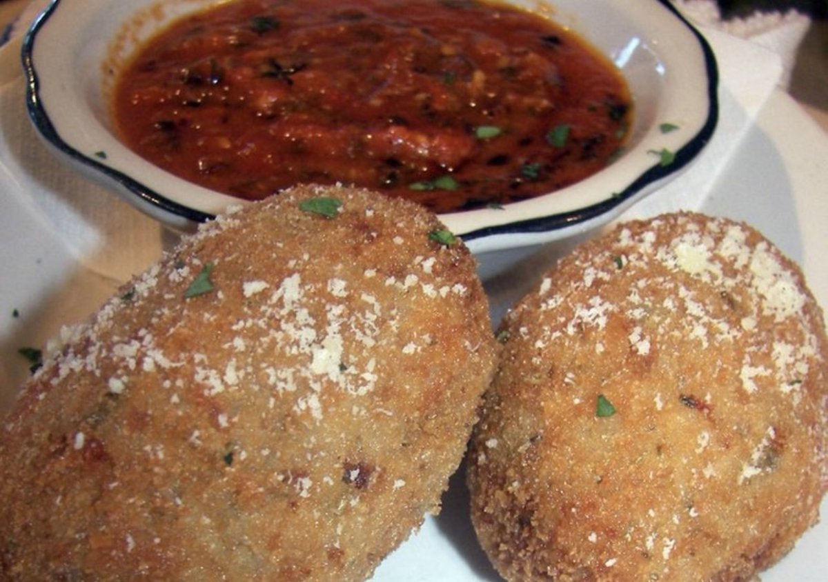 ChefFeker's tweet photo. Join me at #ILMITOCAFE for lunch and enjoy the best food, the best atmosphere and the best value in Lake Country! Open from 11 a.m. to 2 p.m. #risottoballs https://t.co/vkQPxJu1d8 https://t.co/sjf5fOujhw