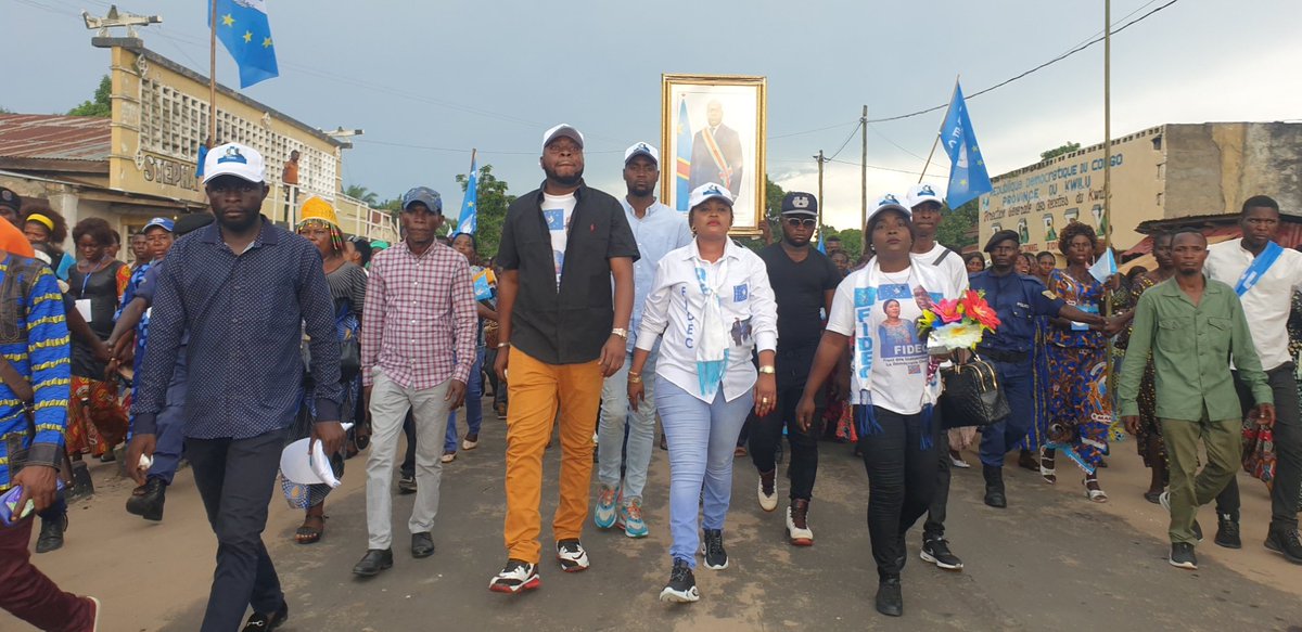AngusiYvette's tweet photo. Clôture du mois de la femme au Grand Bandundu

Déléguée par l'autorité morale  @FifiMasukaSaini, nous avons été bien accueilli par la base solide du #fidec à IDIOFA, Merci ba pangi na munu.
Maman @DeniseNyakeru , vous venez quand au grand bandundu? https://t.co/4W74KlVgzO