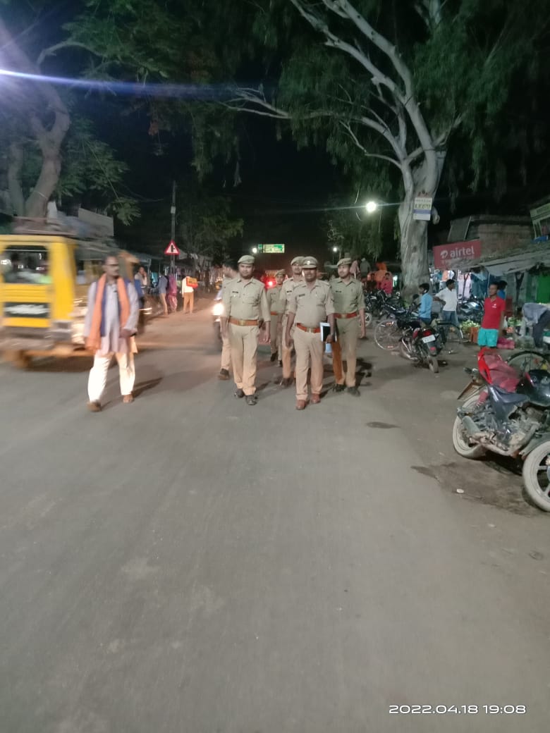 bandapolice's tweet photo. #bandapolice
पुलिस अधीक्षक बांदा के कुशल निर्देशन में अपराध तथा अपराधियों पर नियंत्रण लगाए जाने तथा आम जनमानस में सुरक्षा की भावना जागृत करने हेतु थाना गिरवां पुलिस द्वारा किया जा रहा पैदल गस्त।
#UPPolice 
#FootPatrolling https://t.co/rigef8mX4r