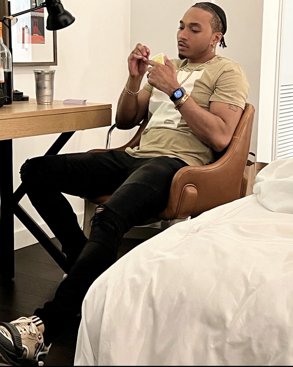 ARTSINGZ's tweet image. Not one to play games, but if ima play I’m going to win! #thisgamecalledlife #winning #art #artist #singersongwriter #singer #actor #menfashion #malefashion #love #armani #burrberry #explorer #explorepage