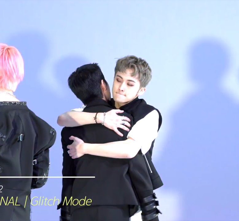 markrenthink's tweet image. mark always hugs renjun like there’s no tomorrow