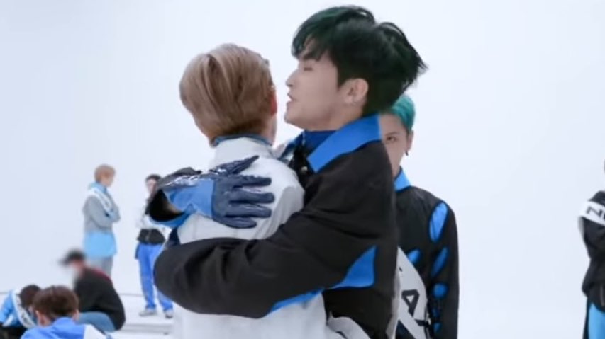 markrenthink's tweet image. mark always hugs renjun like there’s no tomorrow