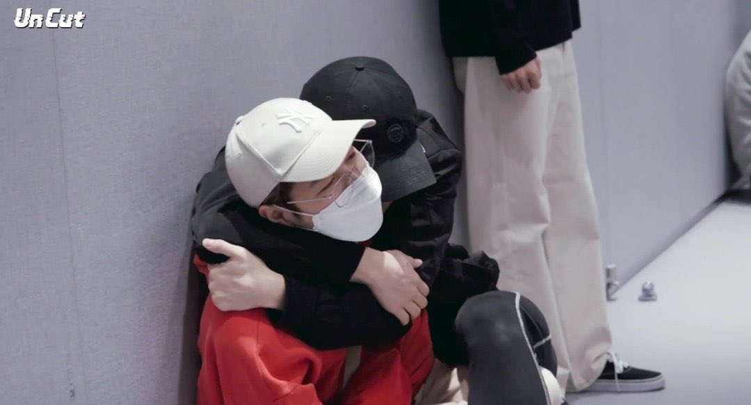 markrenthink's tweet image. mark always hugs renjun like there’s no tomorrow