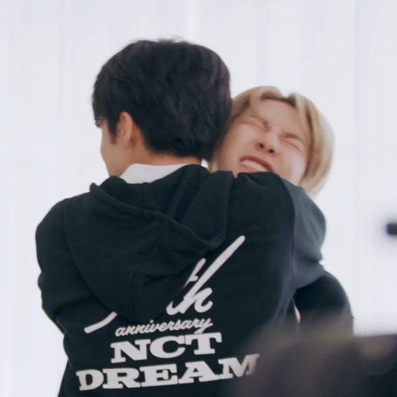 markrenthink's tweet image. mark always hugs renjun like there’s no tomorrow
