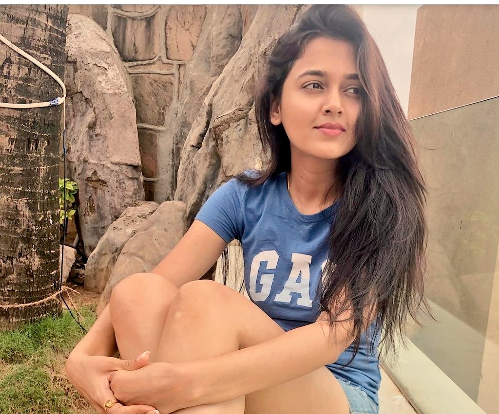 telly_truth1's tweet photo. Crown 👑 of the week !!!
#TejaTroops #KKundrraSquad
#TeJran

Retweet -#TejasswiPrakash                                          like -       #karankundrra https://t.co/RkvdulGxhl