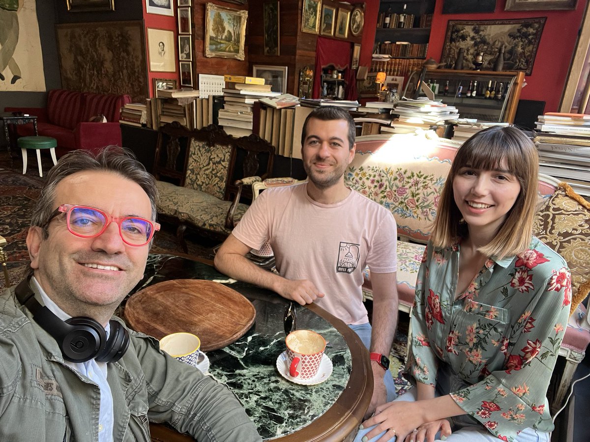 _SerhatTan's tweet photo. Belki karşılaşırız ve fotoğraf çekiliriz diye evden çıkmıştık. Kahve içip, çok keyifli bir sohbet ettik. Günümüz neşelendi çok teşekkür ederiz ☺️ @serhanbali https://t.co/z2tZp752IK