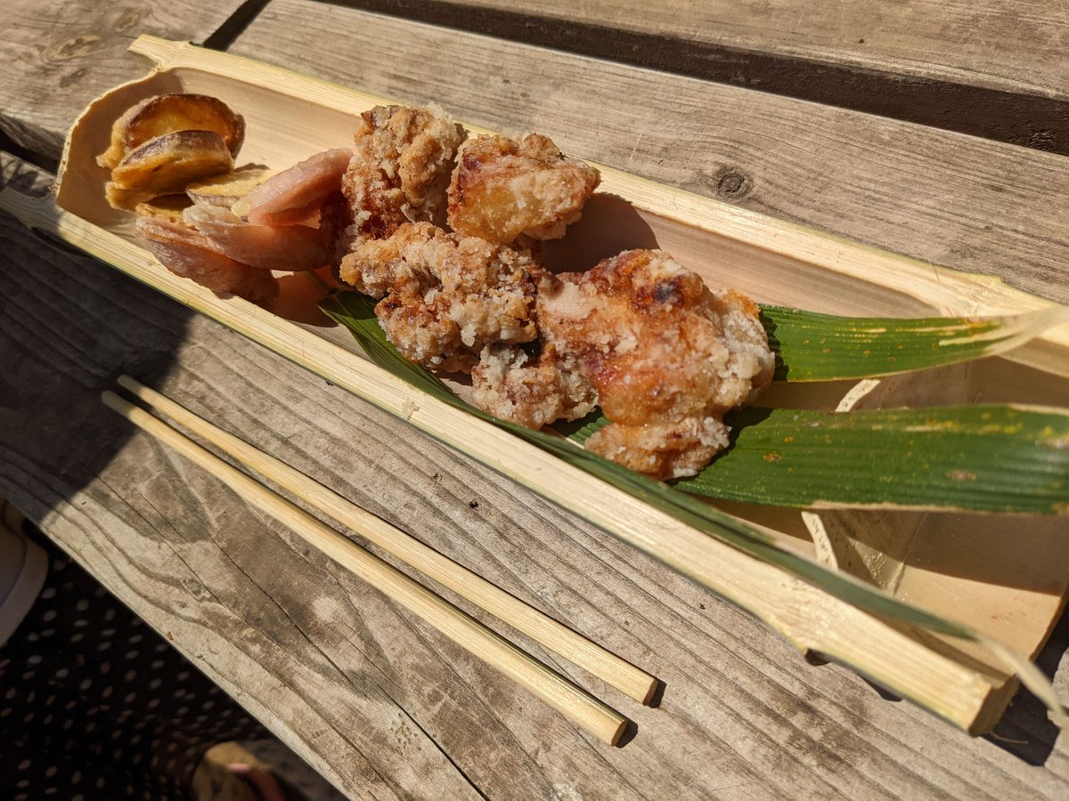 mingakucampco's tweet photo. ＼タケノコ掘りました／
先日はキャンプカウンセラーの研修でした！
みんなの学校農園に集まり、タケノコをみなで探して掘ってみました！
掘ったタケノコは焚き火で焼いてホクホクで美味しかったです！
他にも竹を倒してきて、工作をしたり、花壇をつくりました！夏には花いっぱいの農園になるといいな https://t.co/YsMWtA9PGS